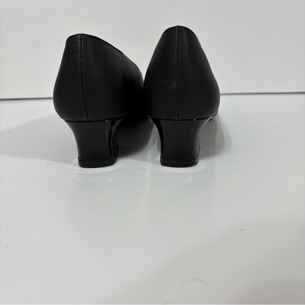 Soft‎ Style. Sarah Hush Puppy
Women's Black Dress Shoes Size 9.5 M - Picture 4 of 6